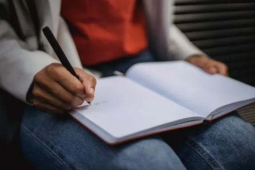 je suis en train d'écrire — I am writing