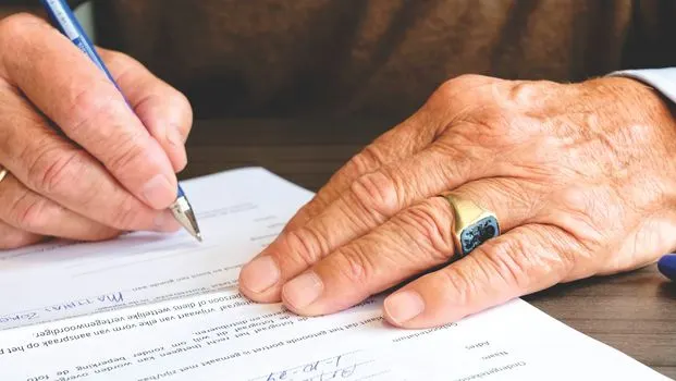 анкету нужно подписать — Das Formular muss unterschrieben werden