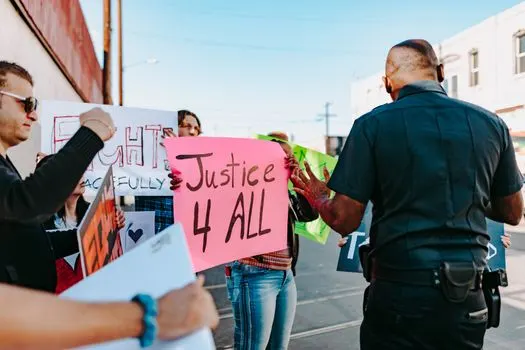 повысить осведомленность о социальной справедливости — raise awareness of social justice