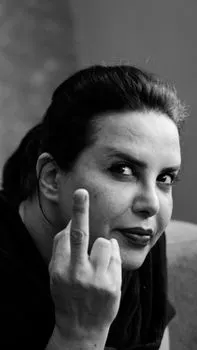 flip off — faire un doigt d'honneur