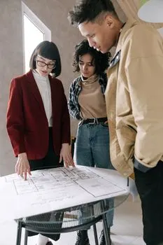 планировать соответствующим образом — to plan accordingly