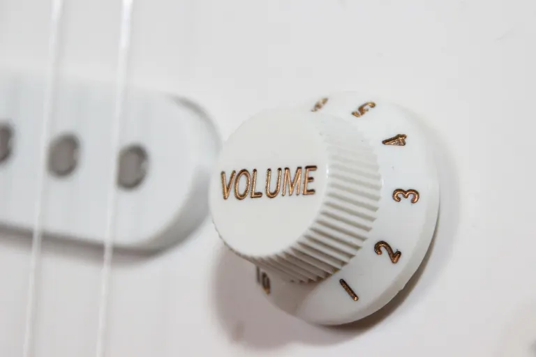 turn down volume — baisser le volume