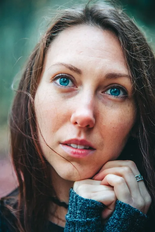 Tal on sinised silmad — She has blue eyes