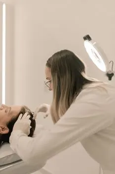 dermatolog — dermatologista