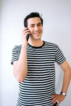 telefonom — prin telefon