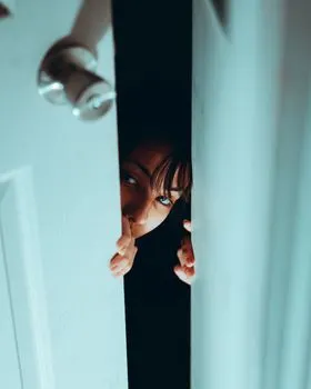 подсмотреть — peeped