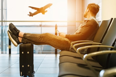 travel restrictions — restrictions de voyage