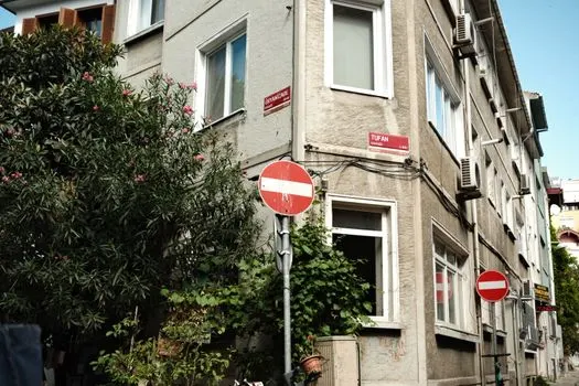 It's the second street on the right — es la segunda calle a la derecha