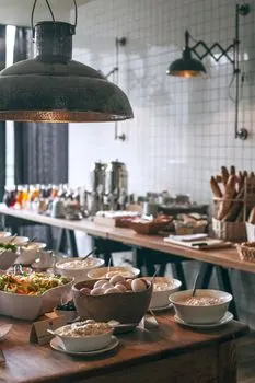 ¿Hasta qué hora es el desayuno? — Do koliko je doručak?
