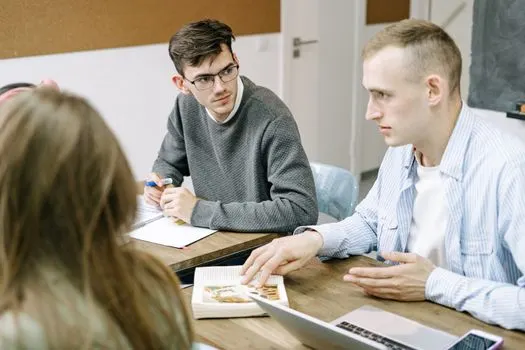 поднять вопрос относительно — raise an issue regarding