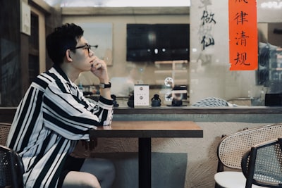 wait on a table — servir à table