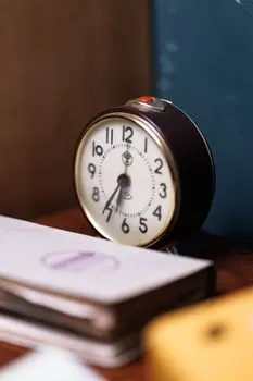 It's six thirty — jest wpół do siódmej