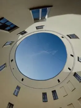 Взглянув вверх — Glancing up