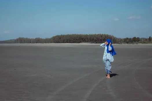 голая девушка на пляже — naked girl on the beach