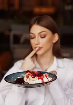 питает слабость к сладкому. — has a sweet tooth