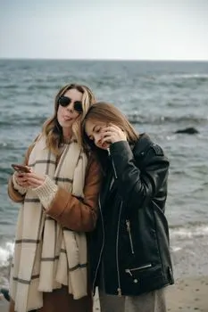 позеленеть от зависти — green with envy