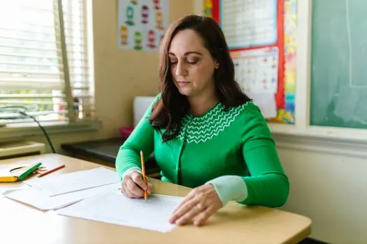 Оценить работу может учитель. — Be assessed by the teacher