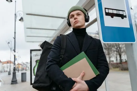 Kada polazi sledeći autobus? — Quando parte il prossimo autobus?