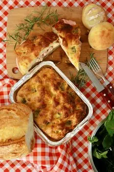 feuilleté au fromage et aux œufs — gibanica
