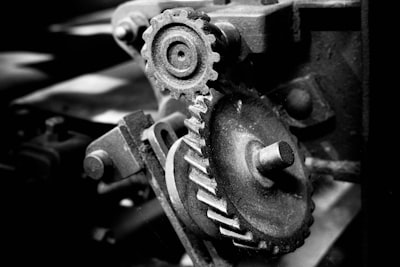 appuyés contre leurs machines — Leaning against their machines