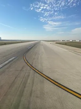 Взлетно-посадочная полоса аэропорта — Airport runway
