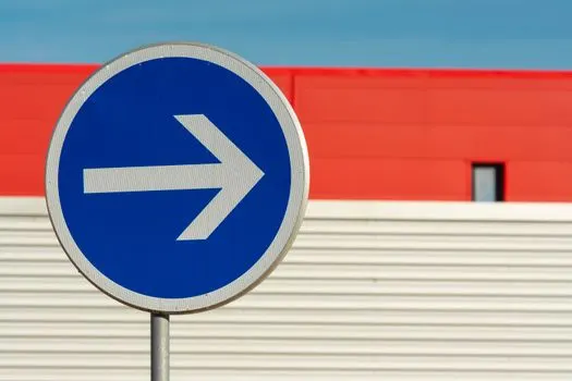 un poco a la derecha — off to the right