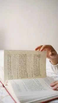 Погрузитесь в книги. — bury yourself in books