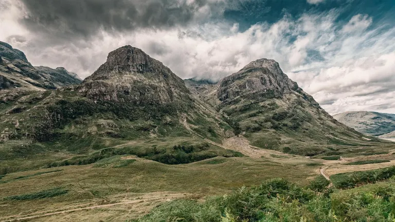 jagged hill — colline déchiquetée