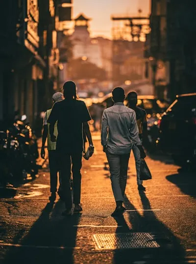 Let's meet at six — Quedamos a las seis