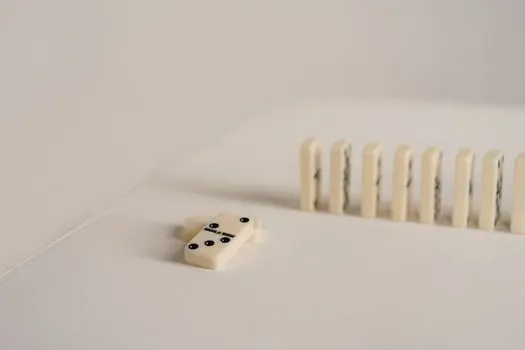 play a role — rolli mängima