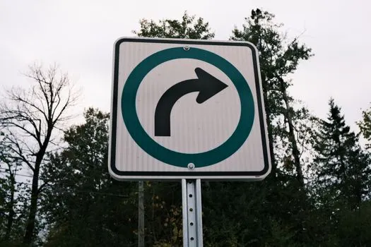 nach rechts — paremale