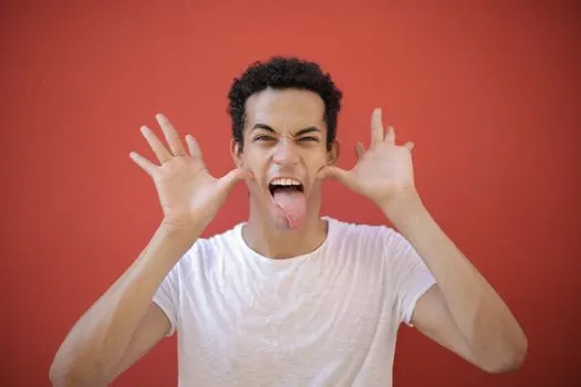 Laughed — se rio