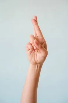 incrociare le dita — die Daumen drücken