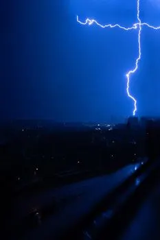 jak grom z jasnego nieba — як грім серед ясного неба