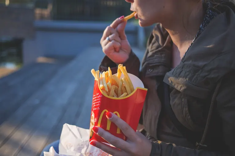 lead an unhealthy lifestyle — avoir un mode de vie malsain