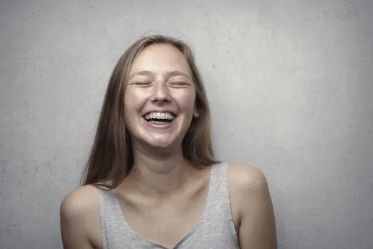 Сохраняйте невозмутимое выражение лица. — Keep a straight face