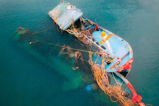 Затонувший корабль — Wrecked ship
