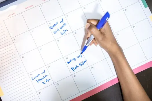 reprogramar la reunión — reschedule meeting