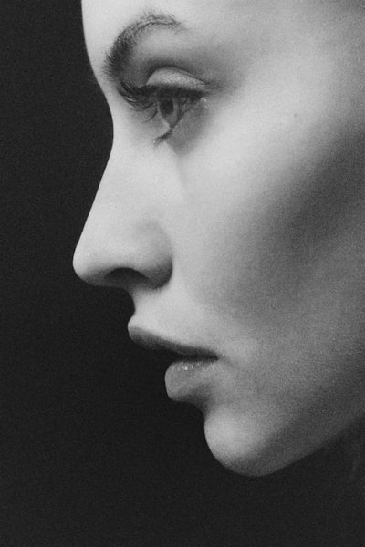 un viso stretto — a narrow face