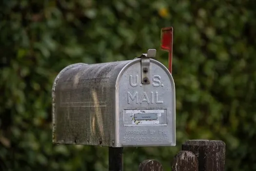 Un bureau de poste — Ein Postamt
