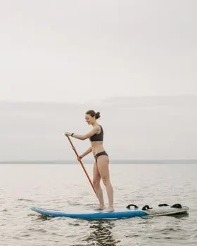 заняться сапсерфингом — go paddle-boarding