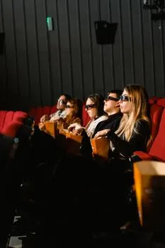 u bioskop — ins Kino