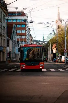 Grad uvodi nove linije — Orașul introduce linii noi