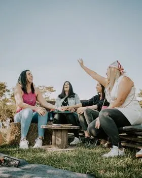sit around with friends — traîner entre amis
