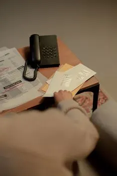 Čekam odgovor već dve nedelje — Ich warte schon zwei Wochen auf Antwort