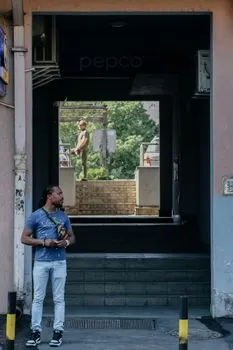 Čekaj me kod ulaza — Aspettami all'ingresso