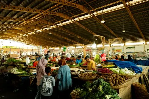au marché (lieu) — na pijaci