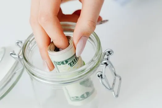 drošības spilvens — colchón financiero