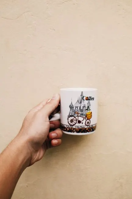 выпить кофе — tomar un café