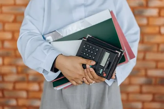 Knjigovođa vodi evidenciju — Contabilul ține evidența